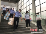 恩施车站组织人员帮助转运旅客搬运行李。刘梦蕊摄 - Hb.Chinanews.Com