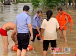 父子涉水骑车被水流卷走 警民消防合力救援 - Hb.Chinanews.Com