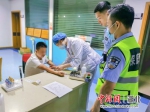 男子骑车去劝架 民警一查竟是醉驾 - Hb.Chinanews.Com