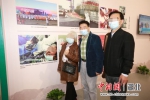 六旬重症康复患者观看抗疫展致谢医生 - Hb.Chinanews.Com