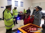 宜昌夷陵：幼儿园“萌娃”为交警送祝福 - Hb.Chinanews.Com