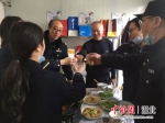 襄阳樊城：“牛警”值守岗位上守平安 - Hb.Chinanews.Com