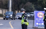 春节假期天气晴好，前来东湖游览的市民众多，东湖生态旅游风景区交通大队民警及时引导车辆有序通行。新华网发 苏畅摄 - 新浪湖北