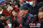 当地村民观看活动开幕式 - Hb.Chinanews.Com