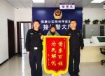 受害群众杨女士向民警赠锦旗。曹镁曦 摄 - Hb.Chinanews.Com