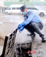 东西湖民警打开井盖加快排水 - Hb.Chinanews.Com