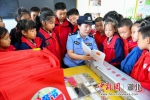 5月27日，保康民警向小学生讲解禁毒法律法规。欧阳智慧 摄 - Hb.Chinanews.Com