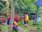 暴雨困住八旬老太 谷城县公安消防同心合力救出 - Hb.Chinanews.Com