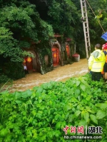 暴雨困住八旬老太 谷城县公安消防同心合力救出 - Hb.Chinanews.Com