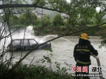 长阳：越野车水中自燃 消防紧急救援 - Hb.Chinanews.Com