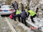 首场降雪来袭 保康全警上路保畅通 - Hb.Chinanews.Com