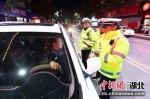 民警对过往车辆进行检查 欧阳智慧 摄 - Hb.Chinanews.Com