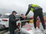 迎战风雪！黄冈英山县紧急疏导因暴雪滞留车辆 - 新浪湖北