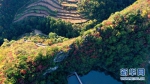 深秋时节，湖北省南漳县板桥镇冯家湾村的夹马寨景区层林尽染，秋色正浓。 新华网发 陶和典摄 - 新浪湖北